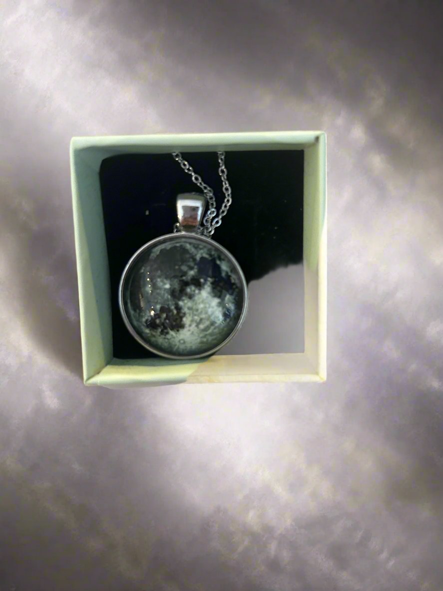 Circle pendant necklace